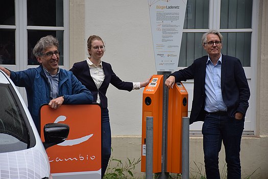 Drei Personen an einer Ladesäule, Foto: Barthel Pester
