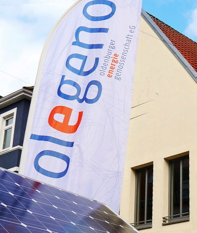 PV-Modul und Olegeno-Fahne