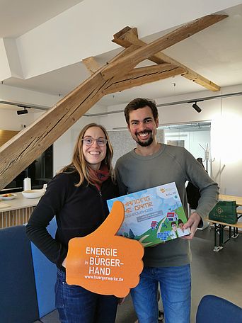Laura und Felix ovn den Bürgerwerken haben das Spiel in Empfang genommen.