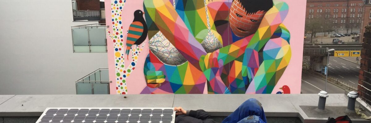 Installation eines Balkon-PV-Moduls auf dem Polygenos Haus