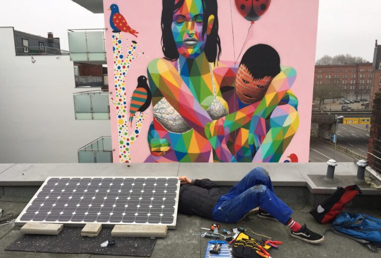 Installation eines Balkon-PV-Moduls auf dem Polygenos Haus